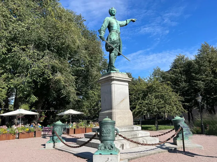 卡爾十二世雕像被四門迫擊炮包圍，常被誤認為是四個罐子。