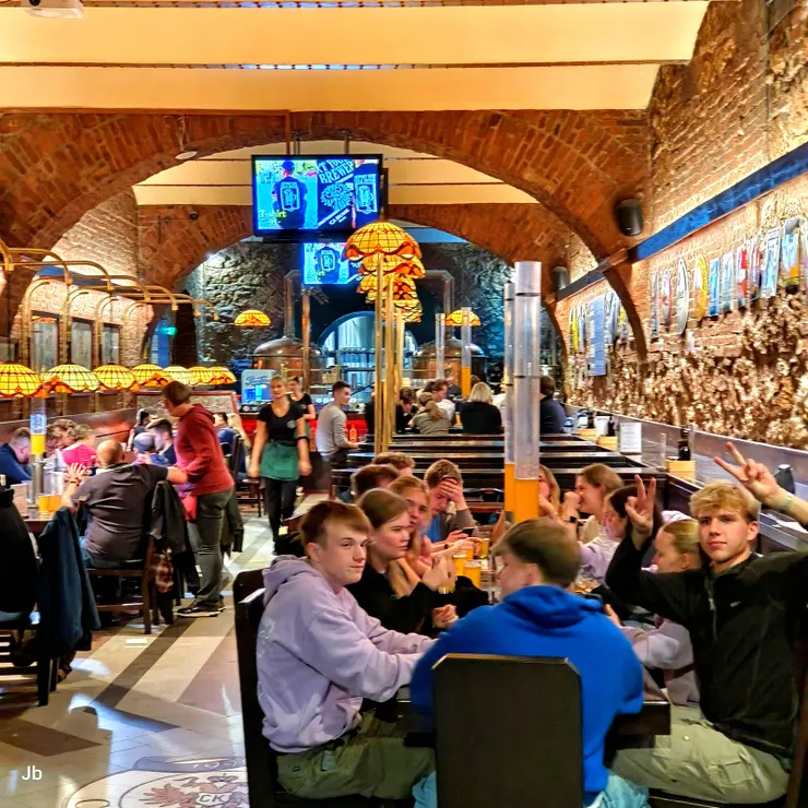 【克拉科夫著名的精釀啤酒屋及餐廳 C.K. Browar，位在大廣場與我們的民宿之間，克里斯早就相好要來這裡晚餐。它創立於 1996 年，以獨特的奧匈帝國（Austro-Hungarian）和加利西亞（Galician）風格裝潢聞名，店內設有微型釀酒廠，供應現釀的新鮮啤酒，如果來的人夠多，可以點容量 3.3 公升或 5 公升的「啤酒管」（Beer tu照bes/towers），照片中可以看到。】
