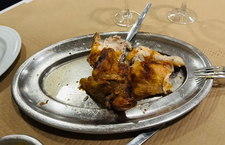 葡式烤雞，我們兩個女生只點半隻，再配其他配菜就夠吃了（照片為好友拍攝）。