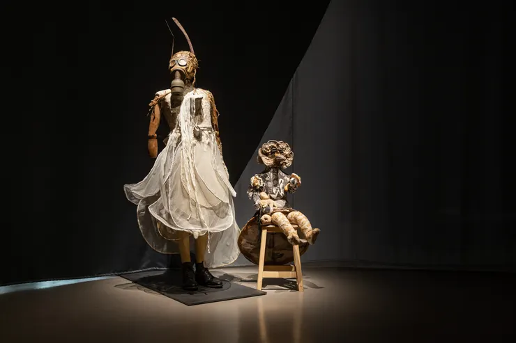 西爾維・塞利格，《新怪家族：前蘑菇小姐》，2023，人形模型、複合媒材，110 × 75 × 55 公分；《新怪家族：戰士先生》，2023，人形模型、複合媒材，200 × 90 × 80 公分。藝術家版權所有。／圖像提供：臺北市立美術館