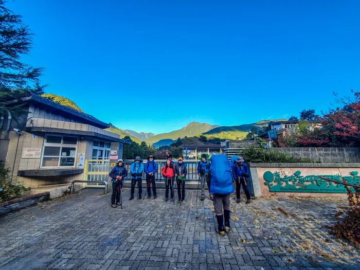 車子停平等國小後集合起登。