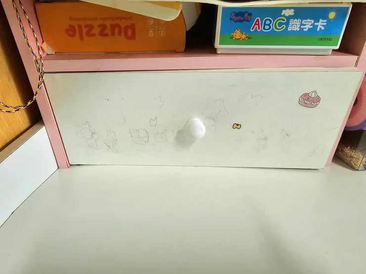 體驗愛塗鴉寶貝看過來!可自由裁切、牆壁、木板隨處可黏、白板