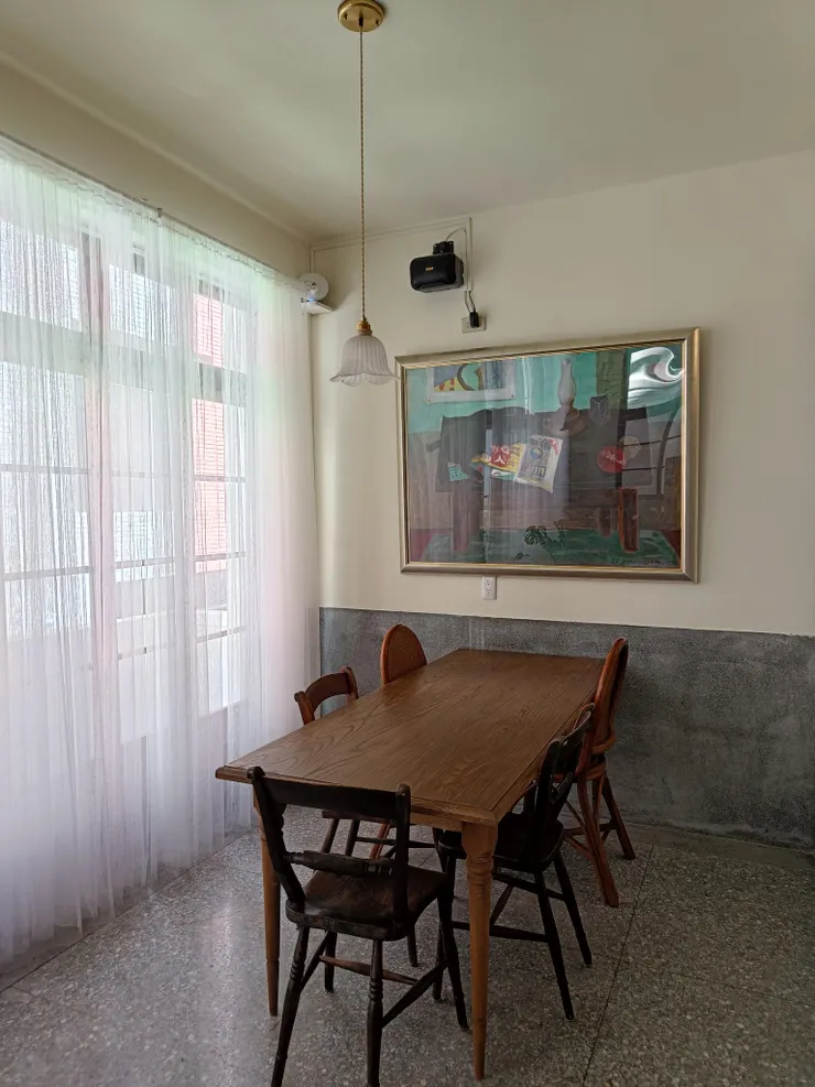 二樓靠窗的方桌位子