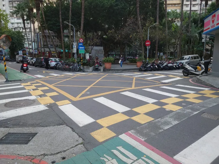 新生南路三段86巷與羅斯福路三段283巷交叉口繪製的斑馬線黃色格紋，這邊又有舊標線，更加混亂一點。