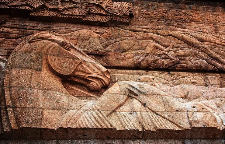 正面浮雕左側的馬匹細節