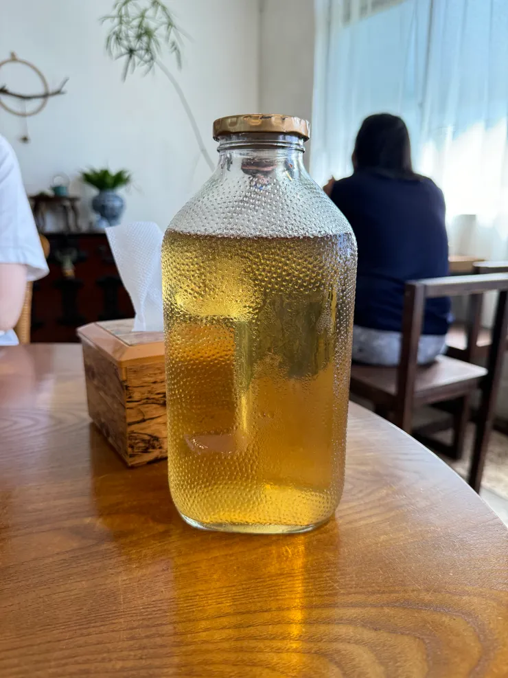 桌上還有提供搭配的冰麥茶