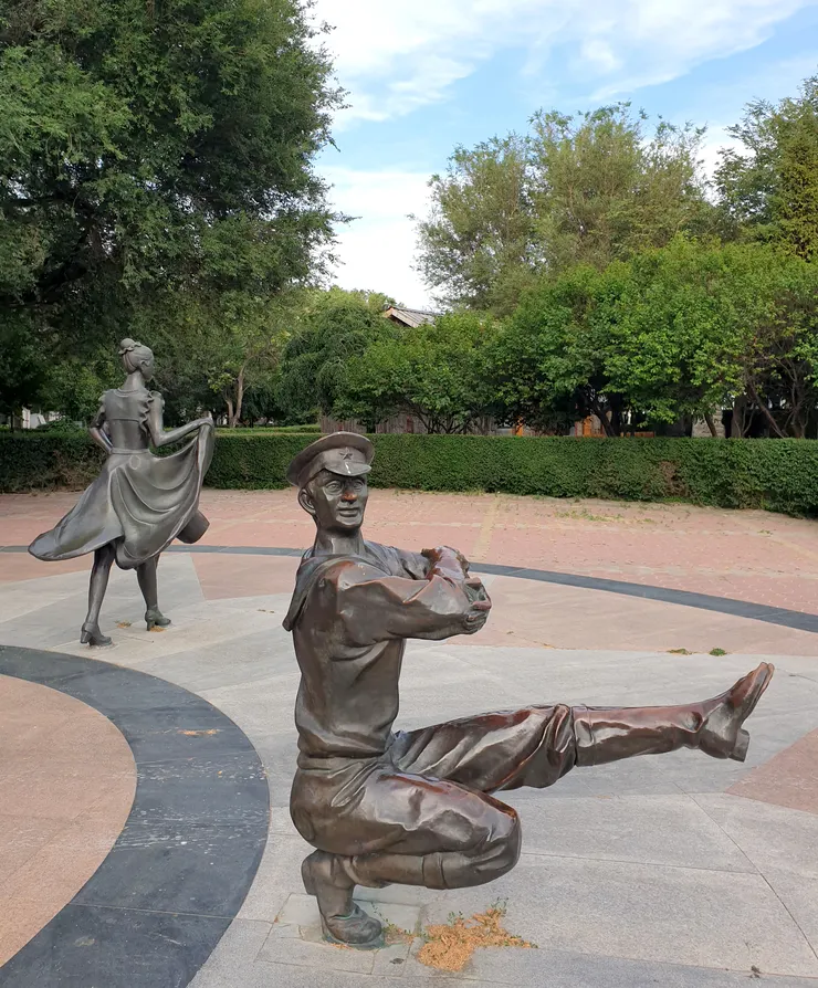 傍晚到布爾津夜市旁的河堤公園，很有俄羅斯風情