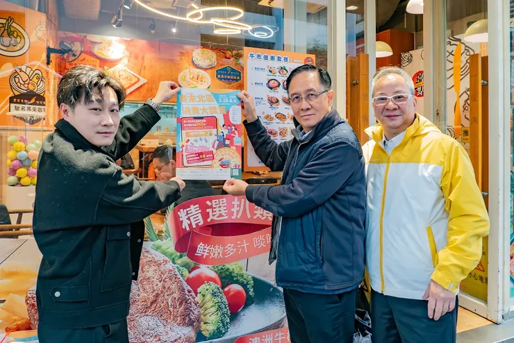 經濟及科技發展局聯同商會到北區為參與商戶張貼海報(2)