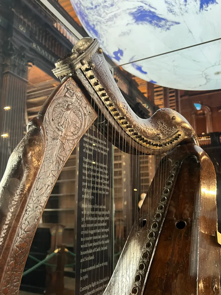 Brian Boru harp 大約於 14、15世紀完工，以楊柳木與橡木製成，約有 80 公分高。今日展示於都柏林三一學院的舊圖書館，能看見其歲月痕跡，及令人嘆為觀止的精緻雕刻與作工。(Joy 攝於 Trinity Old Library)