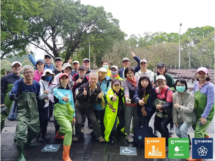 開工前大夥兒的活力合影,原以為夥伴會因雨而排拒換裝下水的,實際上集合後又臨時回工具間多拿了幾套青蛙裝出來