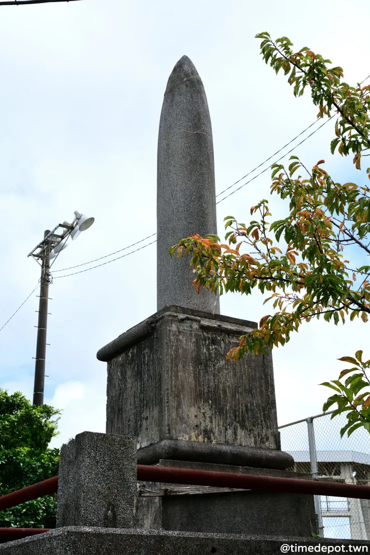 於1935年設置的忠魂碑如今被視作負面遺產移至現址保存
