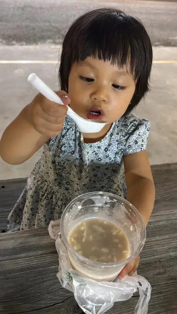 Coco一吃就停不下來，直接吃半杯