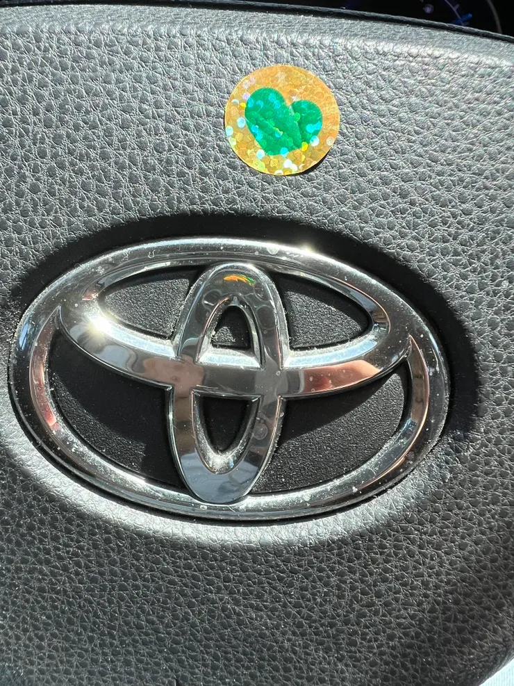 可愛女孩給的愛心貼紙