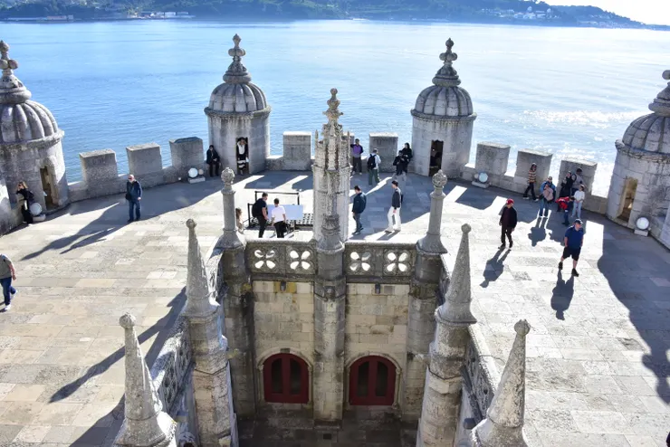從貝倫塔某樓層向下眺望的景色,有種搭著行進中的船隻的錯覺。