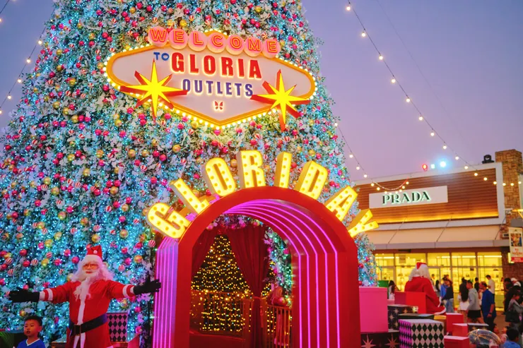 最吸睛的聖誕樹在這裡!百老匯元素裝點、懸掛大型美式招牌、10週年特製桃金色系耶誕球,怎麼拍都出片