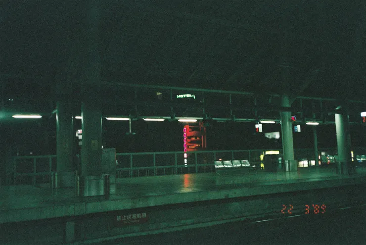 從阿猴火車站看出去，會看到楊德昌導演當時佇屏東住的旅館。／影像提供：黃曦