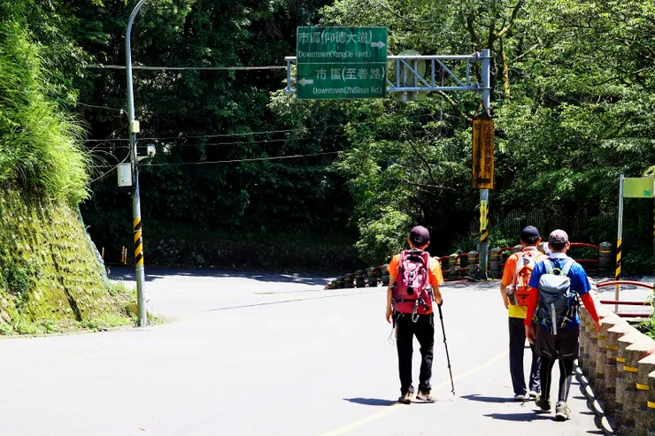 菁山路101巷下行於此叉路取左，經公墓至大厝地