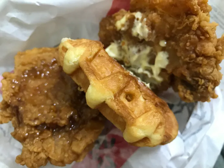 鬆餅一面塗肯德基的美乃滋，一面塗楓糖，再用兩片咔啦雞腿夾起來