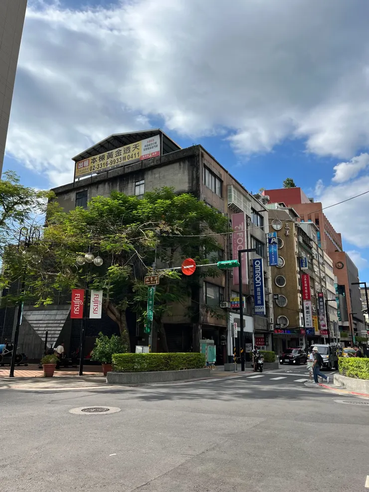 老公寓通常沒有車位，但通常會將地下防空空間當作車位。(圖片來源 陳曉湘)