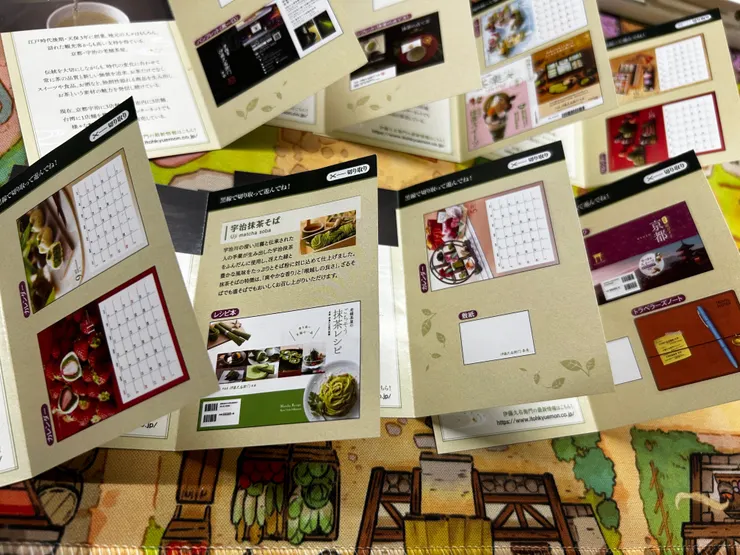 其中有好幾張是全年份的月曆，看起來是2024年的