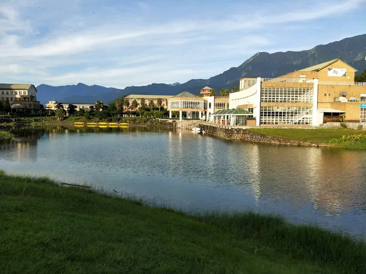 大學學校的湖，獨木舟及風帆課也在此上課。