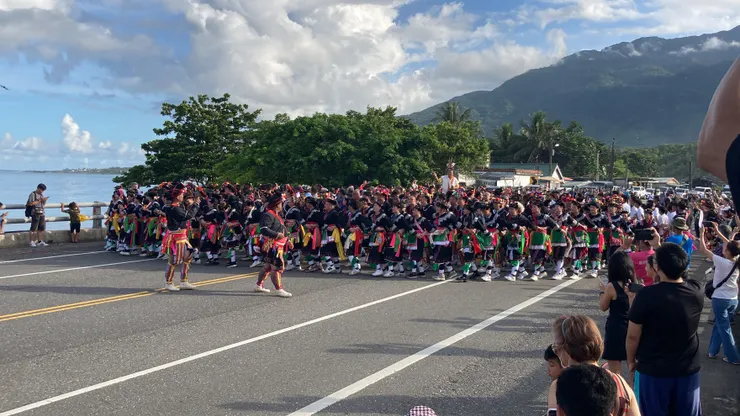 跺著舞步上橋的族人們