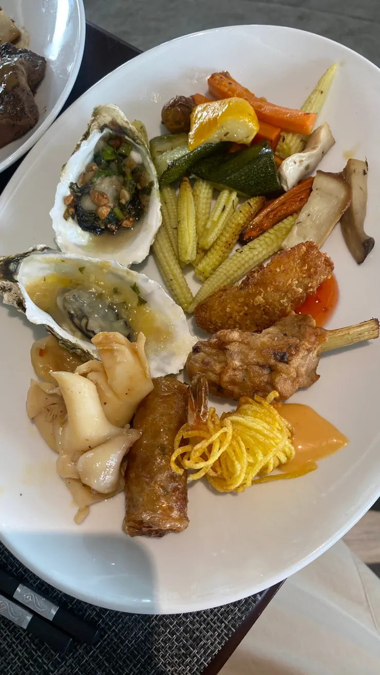 午餐是自助餐，種類很多，忘記拍了，只拍了自己這盤🤣
