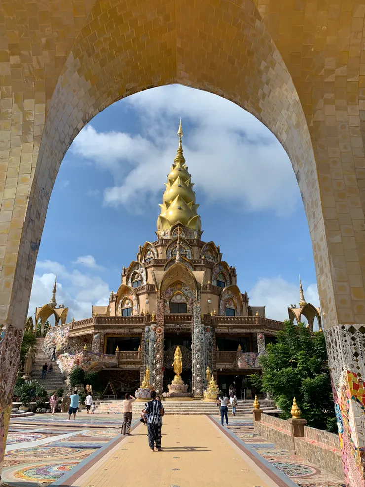 旁邊的佛塔用大量馬賽克磁磚裝飾，很有仙境的感覺