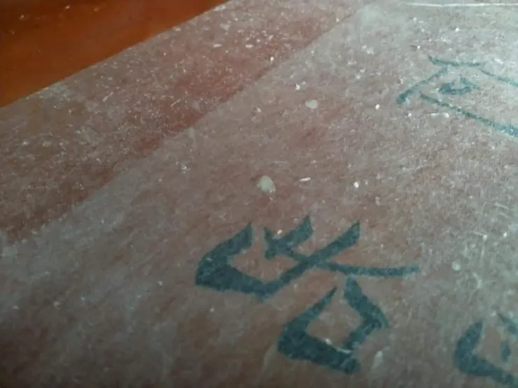 濕裱會少量多次噴水,小心不要讓太多氣泡形成