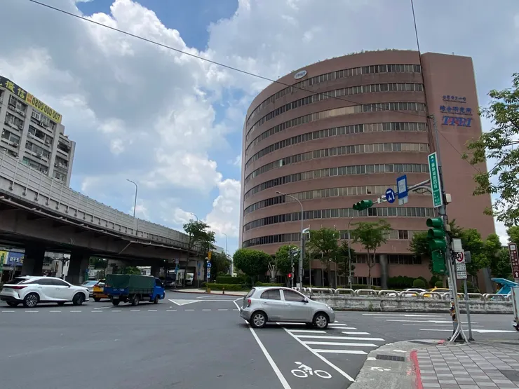 現位於公館圓環邊的「台電公司綜合研究所」大樓,前身即臺北預備火力發電所