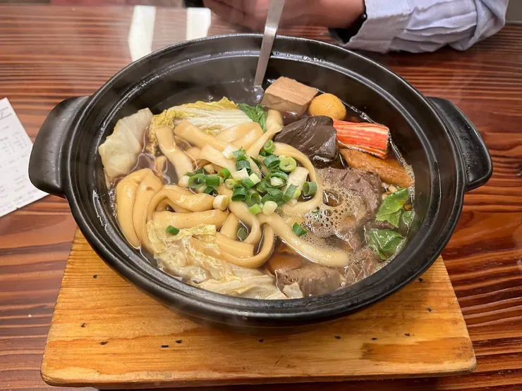 麻辣牛肉鍋，飯換刀削麵。