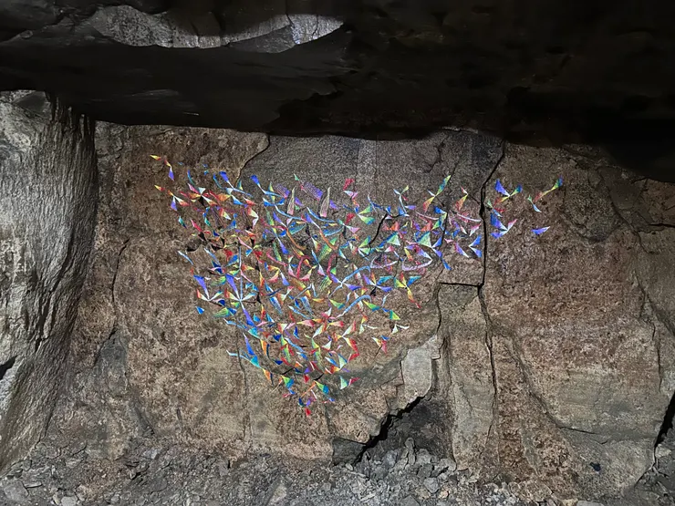 洞裡另一件藝術品，但我覺得還是學生做的鬼瓦比較有趣😂