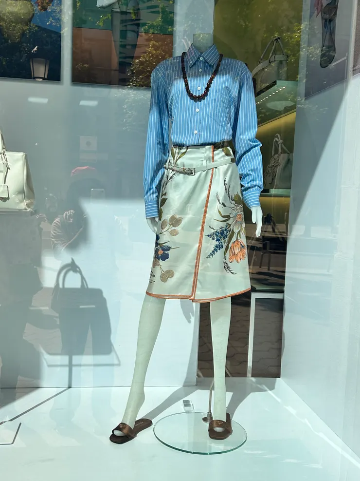 從服飾品牌櫥窗裡，獲得穿搭花裙子的點子。