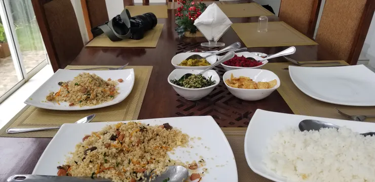 中間的拌碟是可以加到飯中，但是因爲有些是辣的，我就吃不到啦！可惜我的舌頭不吃辣