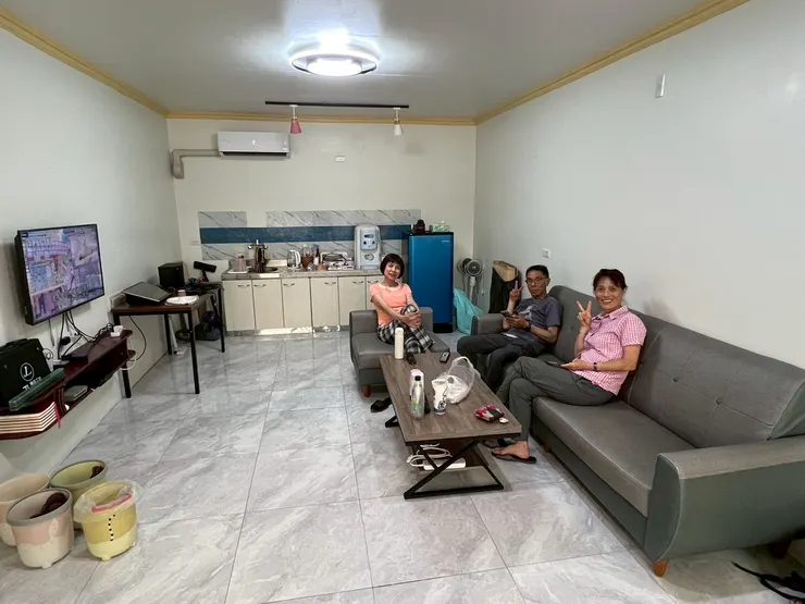 兩個房間中間有交誼廳：可以唱歌、玩桌遊、看電視真不錯