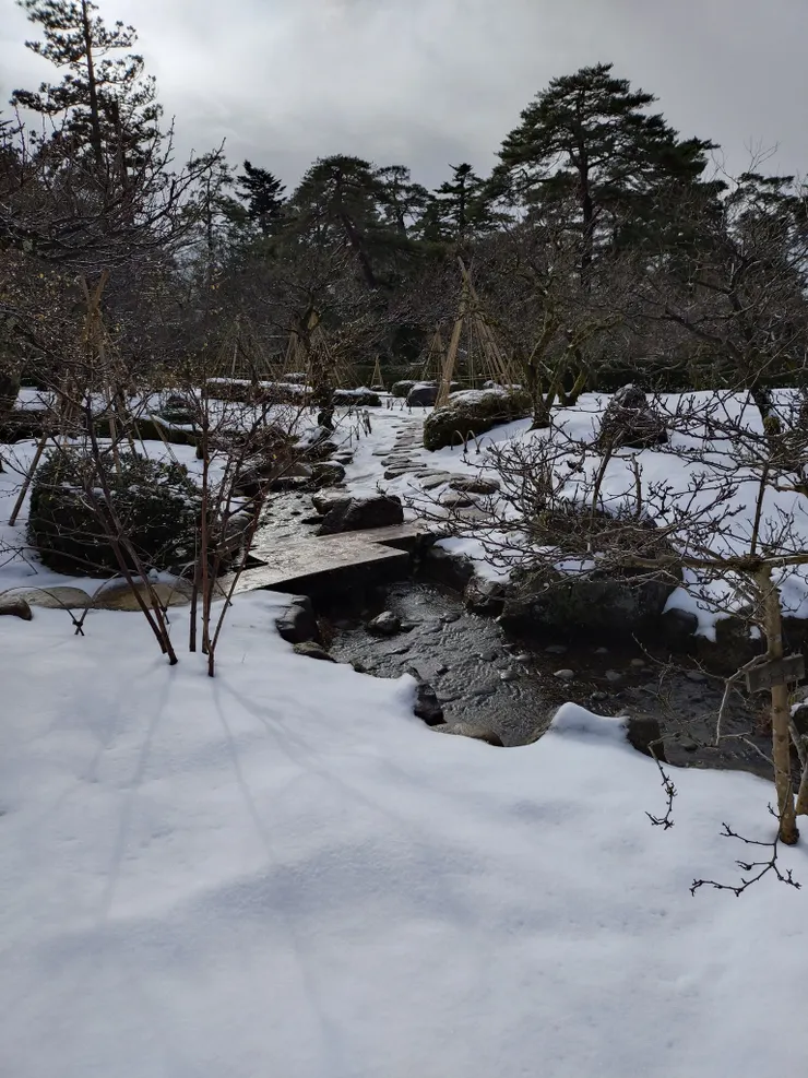 　在兼六園聽潺潺的流水， 感受獨處的舒爽與有聲的靜謐。　