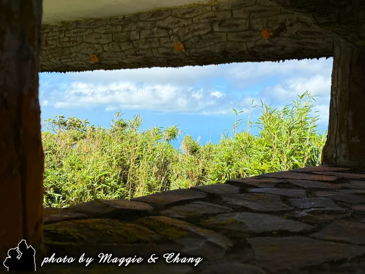 躲進山裡的一隅,透過石造建築的窄窗往外看,外頭是一片搖曳的芒草與竹林,在陽光下閃著微光。藍天與白雲就在前方,彷彿只要跨出一步,就能擁抱整片自然的氣息。這樣的角度讓人暫時忘記塵囂,只想靜靜地待著,感受風穿過山林的聲音。