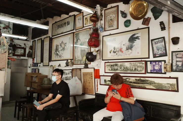 店內有幾張椅子可稍做休息