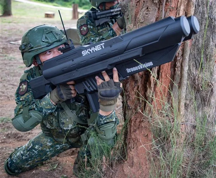 陸軍金門防衛指揮部的士兵於2022年緊急配發無人機干擾槍。圖/青年日報社。攝影/陳怡璿。