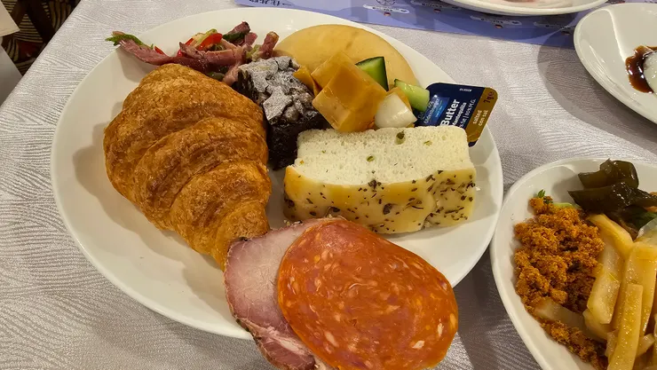 生菜沙拉有很多切丁大塊的鮑魚!可頌和佛卡夏麵包我也很喜歡!