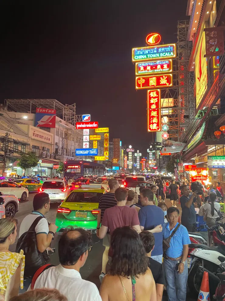 曼谷的中國城，人超多，且真的很中國樣