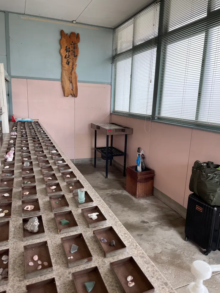 入口處,信件就像這些海上漂流物漂流而來