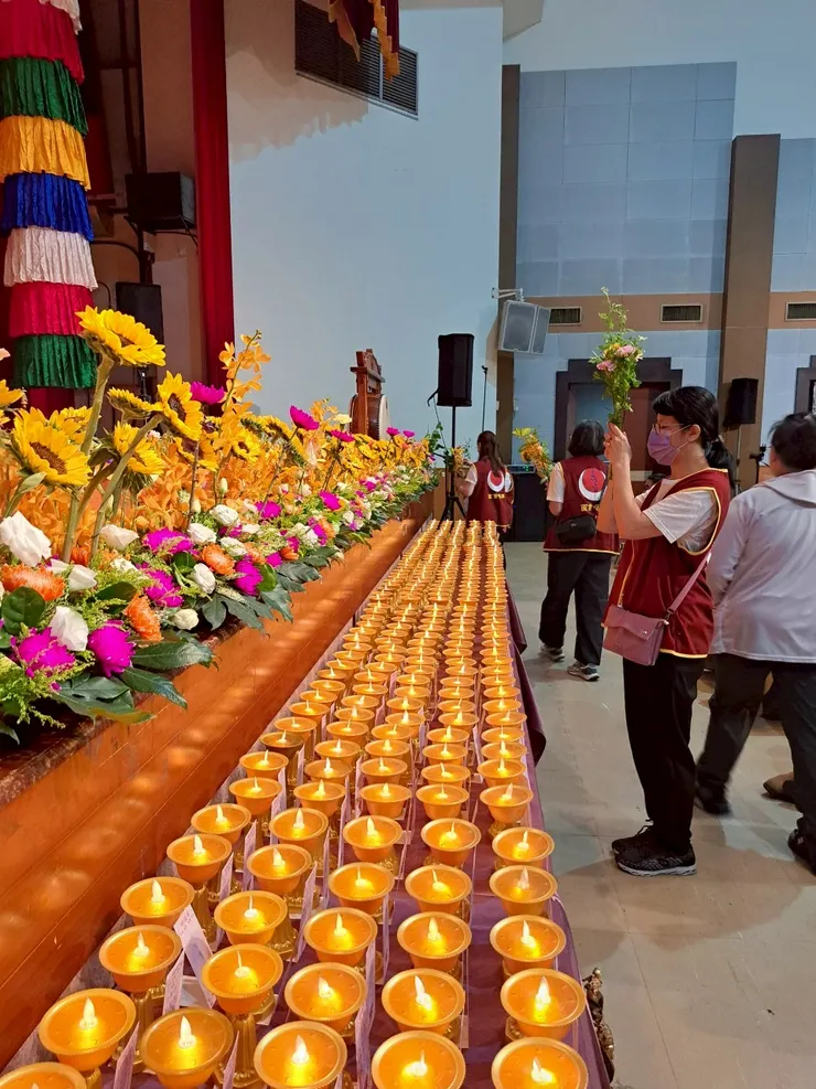 壇城前供花（感謝友人幫忙拍攝）