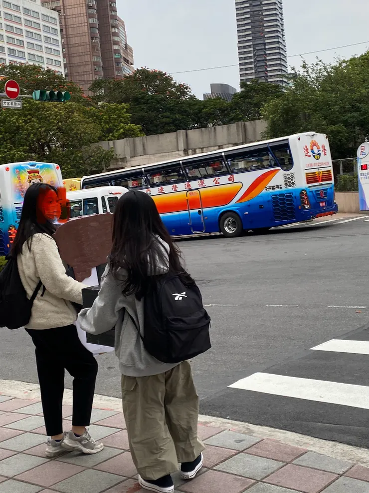 北車前有活動的年輕學生