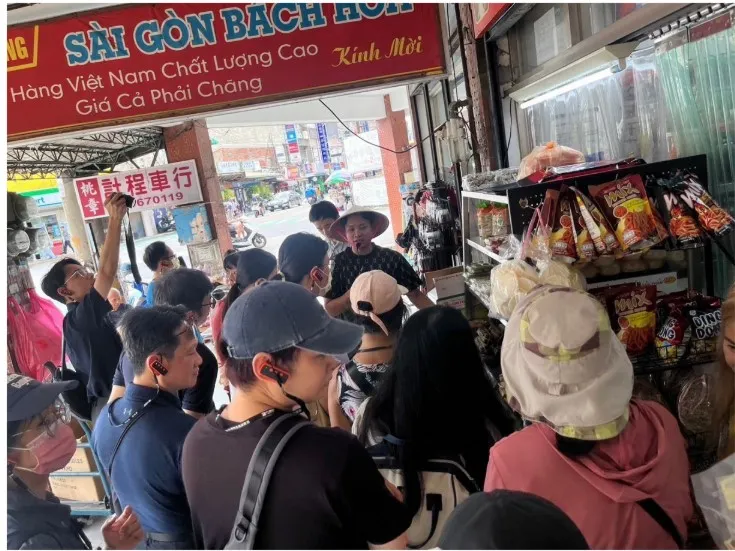 陳宏文先生為民眾導覽桃園後火車站 圖/陳宏文先生 提供