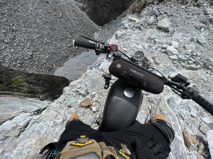 騎在懸崖邊又有拍照的衝動時