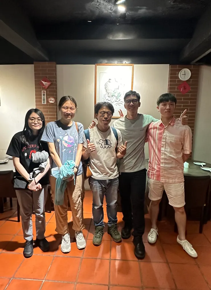 一起念英文的同學