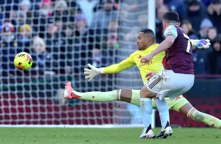 麥堅推過門將射入空門助阿士東維拉勝3:1