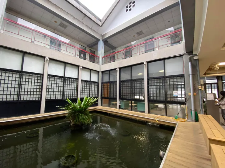 裡側的魚池較接近原本的設計，上方鏤空讓光線直射進來。當雨落下時，更增添了一絲詩意。