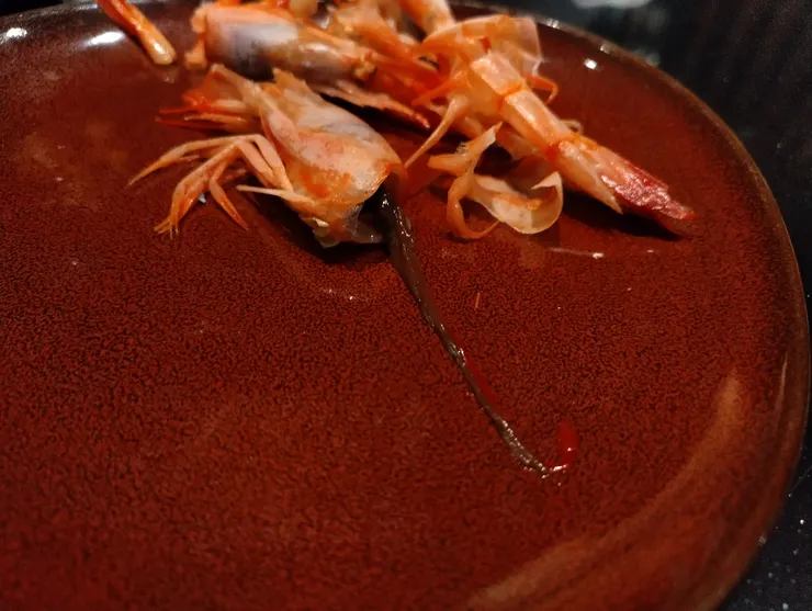 剝開葡萄蝦殼，蝦頭與完整的粗黑腸泥會一起連帶抽出。這正是蝦子新鮮到極致的象徵